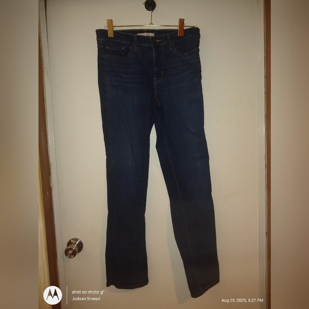 Classic Levi's Women's Straight Leg Jeans in Deep Blue